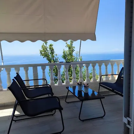 Alexandra Apartment *