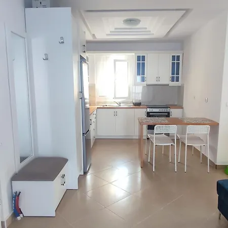 Alexandra Apartment *