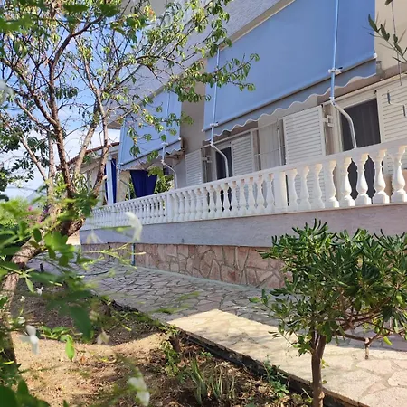 Alexandra Apartment *